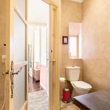 Explore From An Artistic Alfama Appartement Lisboa