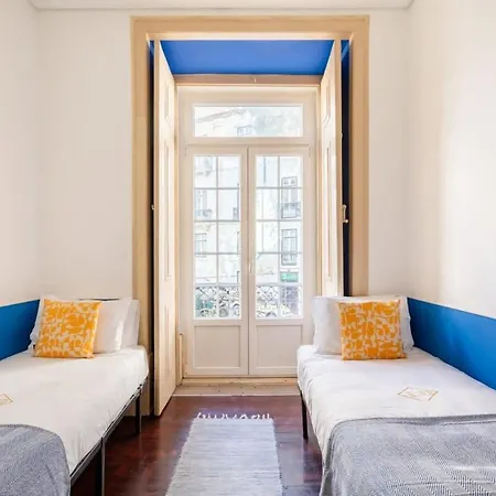 Explore From An Artistic Alfama Appartement