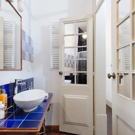 Explore From An Artistic Alfama * Lisboa