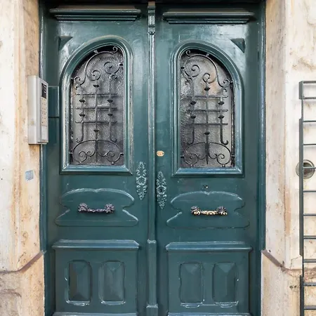 Explore From An Artistic Alfama *