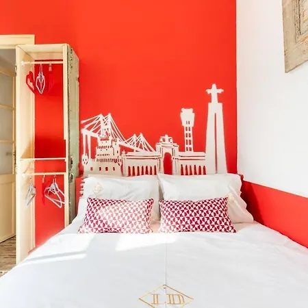 Explore From An Artistic Alfama Lisboa