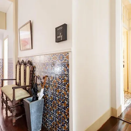Explore From An Artistic Alfama Apartamento *