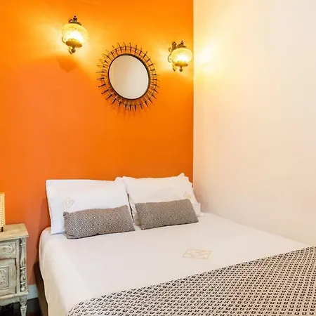 Explore From An Artistic Alfama Apartamento