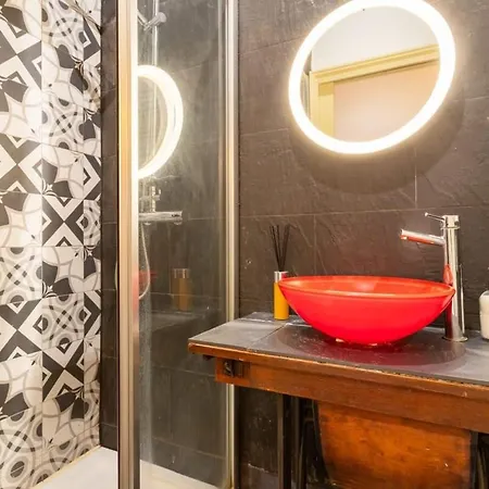 Explore From An Artistic Alfama Lisboa