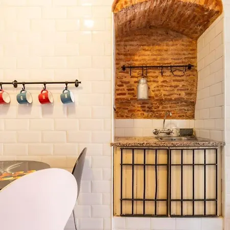 Explore From An Artistic Alfama Apartman *
