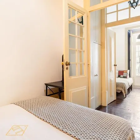 Explore From An Artistic Alfama Apartamento