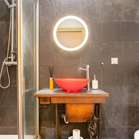 Explore From An Artistic Alfama Apartman *