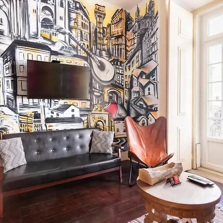 Explore From An Artistic Alfama Apartamento