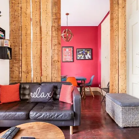 Explore From An Artistic Alfama Apartamento *