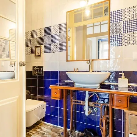 Explore From An Artistic Alfama Apartman