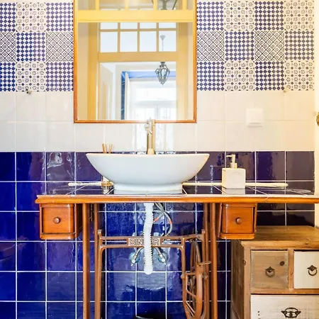 Explore From An Artistic Alfama * Lisboa